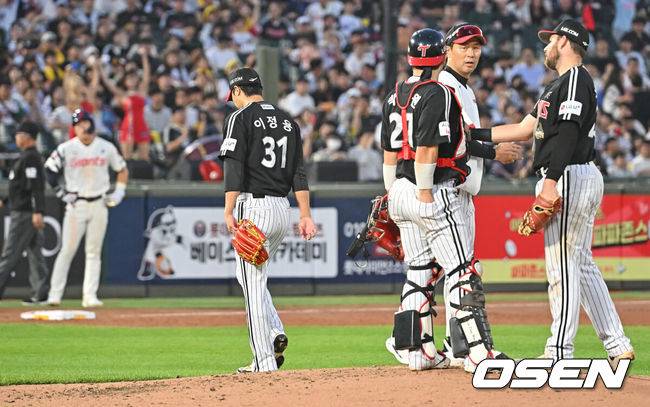 [OSEN=부산, 이석우 기자] 28일 부산 사직야구장에서 2026 신한 SOL KBO 리그 롯데 자이언츠와 LG 트윈스의 경기가 열렸다. 홈팀 롯데는 김진욱이, 방문팀 LG는 이정용이 선발 출전했다.LG 트윈스 이정용이 3회말 교체되고 있다. 2026.05.28 / foto0307@osen.co.kr