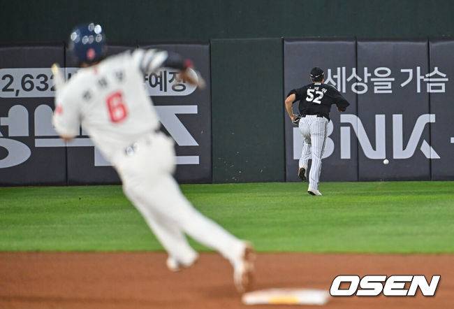[OSEN=부산, 이석우 기자] 28일 부산 사직야구장에서 2026 신한 SOL KBO 리그 롯데 자이언츠와 LG 트윈스의 경기가 열렸다. 홈팀 롯데는 김진욱이, 방문팀 LG는 이정용이 선발 출전했다.LG 트윈스 이재원이 6회말 2사 1루 롯데 자이언츠 황성빈의 타구를 따라가고 있다. 2026.05.28 / foto0307@osen.co.kr