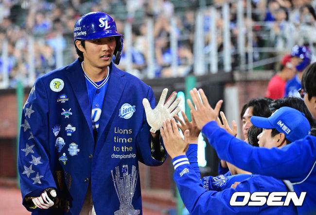 [OSEN=인천, 최규한 기자] 28일 인천 SSG랜더스필드에서 ‘2026 신한 SOL Bank KBO리그’ SSG 랜더스와 삼성 라이온즈의 경기가 열렸다.홈팀 SSG는 히라모토 긴지로, 방문팀 삼성은 최원태를 선발로 내세웠다.8회초 무사 선두타자로 나선 삼성 이재현이 달아나는 좌월 솔로포를 날리고 홈을 밟은 뒤 더그아웃 동료들과 기뻐하고 있다. 2026.05.28 / dreamer@osen.co.kr