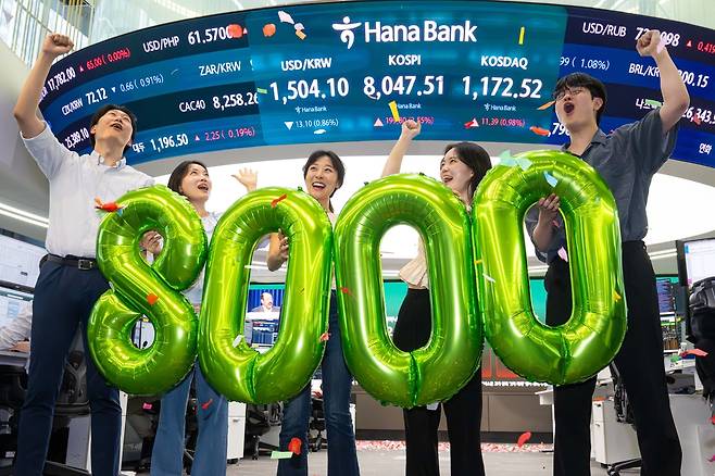 코스피가 종가 기준으로 처음 8000선을 기록한 26일 서울 중구 하나은행 본점 딜링룸에서 직원들이 축하 세리머니를 하고 있다. 이날 코스피는 전장 대비 199.80포인트(2.55%) 오른 8047.51로 장을 마쳤다. 조태형 기자
