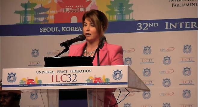2018년 8월 서울에서 열린 통일교 산하 천주평화연합(UPF) 제32차 국제지도자회의에서 발언하는 신시아 타라고. 그는 IAPP 남미 회장 자격으로 발표를 하고 있다. ⓒ헝가리 민간 아카이빙 유튜브 채널(@Kronika2010)