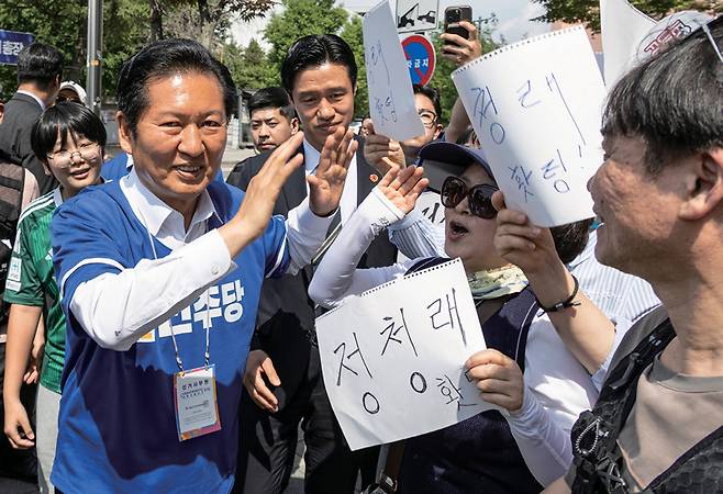 정청래 더불어민주당 총괄상임선대위원장이 5월25일 전북 전주시 전북대 옛 정문 앞에서 열린 유세에 입장하며 지지자들의 환호를 받고 있다. ⓒ연합뉴스