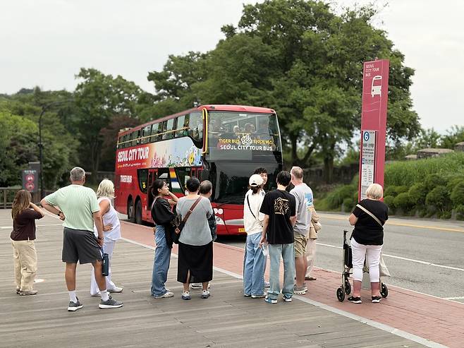 남산 정류소에서 서울시티투어버스를 기다리는 외국인 관광객들. 사진제공|관광전문기자협회
