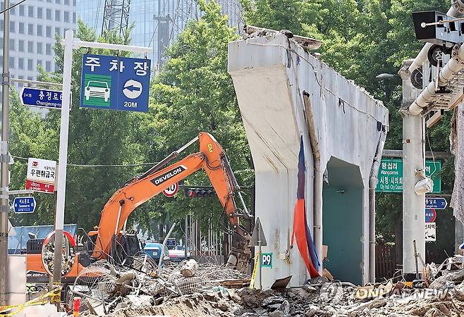 서소문 고가, 상처 남긴 채 역사 속으로 (서울=연합뉴스) 김인철 기자 = 29일 서울 서대문구 서소문 고가차도 붕괴 사고현장에서 긴급 철거작업이 진행되고 있다.
총 예상 철거 시간은 사전 안전 보양과 철거 15시간, 마무리 14시간을 포함해 총 29시간으로, 서울시의 예상대로 공사가 진행되면 오는 30일 오전 5시까지 작업이 완료된다. 2026.5.29 yatoya@yna.co.kr