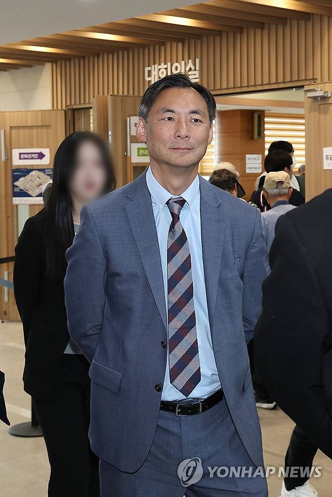 사전투표소 방문한 모스 탄 (평택=연합뉴스) 홍기원 기자 = '부정선거론자' 모스 탄(한국명 단현명) 미국 리버티대 교수가 29일 사전투표가 진행되고 있는 경기도 평택시 안중읍 행정복지센터를 방문하고 있다. 2026.5.29 [공동취재] xanadu@yna.co.kr