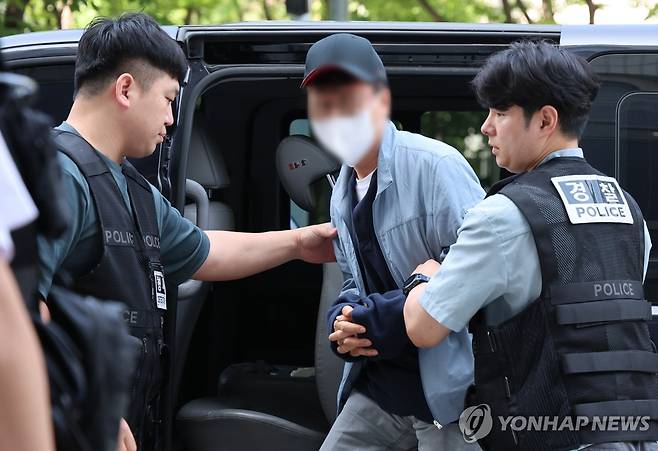 'LG전자 흉기난동' 협력사 직원 구속 심사 출석 (서울=연합뉴스) 류효림 기자 = LG전자 마곡 업무단지인 사이언스파크에서 칼을 휘둘러 2명에게 중상을 입힌 혐의로 긴급 체포된 LG전자 협력업체 직원인 A씨가 29일 서울 양천구 서울남부지방법원에서 열리는 구속 전 피의자 심문(영장실질심사)에 출석하고 있다. 2026.5.29 ryousanta@yna.co.kr