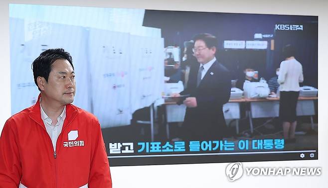 대통령 투표 뉴스 바라보는 장동혁 상임선대위원장 (서울=연합뉴스) 김성민 기자 = 국민의힘 장동혁 상임선거대책위원장이 29일 서울 영등포구 중앙당사에서 기자회견을 열고 이재명 대통령의 투표 뉴스 영상을 바라보고 있다. 2026.5.29 ksm7976@yna.co.kr
