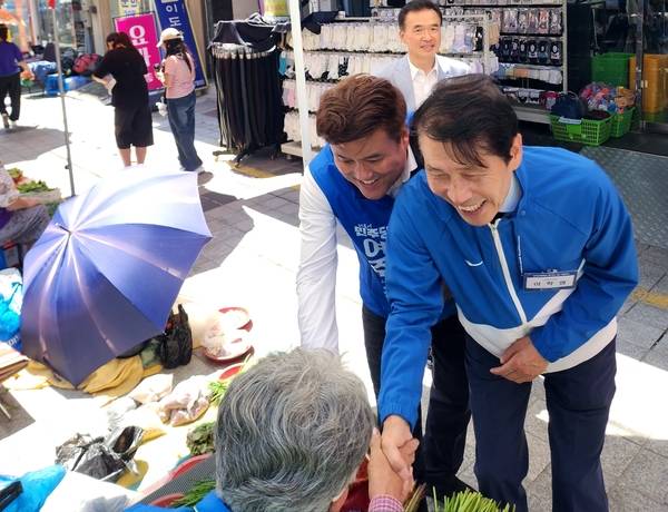 30일 이학영 국회 부의장이 더불어민주당 박시선 여주시장 후보 지지 유세후에 함께 여주 한글시장 상가를 돌며 상인들과 악수하고 있다. /박시선 후보 캠프 제공