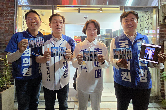 ▲ 추미애 더불어민주당 경기도지사 후보와 이재준(왼쪽 2번째) 수원특례시장 후보, 김승원(맨왼쪽) 더불어민주당 경기도당위원장 등이 30일 저녁 수원 행리단길의 한 인생네컷 매장 앞에서 사진을 들어 보이고 있다. 추 후보는 청년문화 체험을 통해 시민들과 가까이 호흡했다./박다예 기자 pdyes@incheonilbo.com