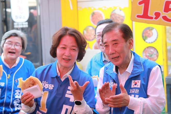 지난 29일 추미애 민주당 경기지사 후보가 포천에서 지원유세를 한후 박윤국 후보와 이야기를 나누고 있다. 사진=박윤국 후보 선거캠프