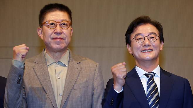 더불어민주당 전재수 부산시장 후보와 국민의힘 박형준 부산시장 후보가 26일 오전 부산 해운대구 동서대학교 센텀캠퍼스에서 열린 관훈클럽·부산일보 주최 관훈토론회에서 파이팅을 하며 기념 촬영을 하고 있다. 연합뉴스