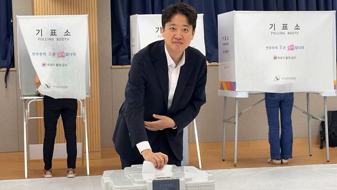 개혁신당 이준석 대표가 29일 경기 화성시 동탄 9동 행정복지센터에 마련된 제9회 전국동시지방선거 사전투표소에서 투표하고 있다. 개혁신당 제공