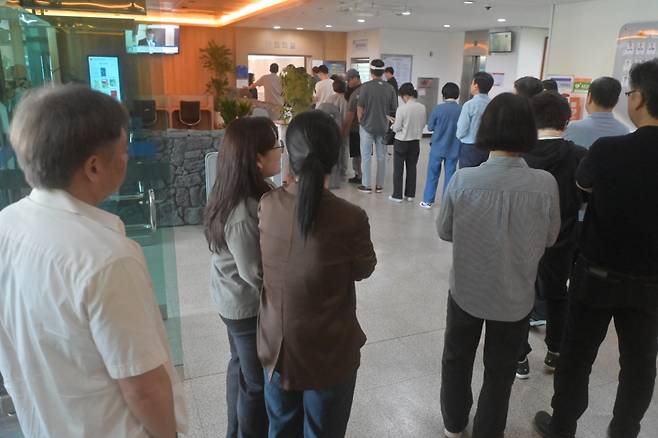 지난 29일 오전 제주도의회 의회회관에 마련된 연동투표소에서 도민들이 투표를 하기 위해 차례를 기다리고 있다. 고봉수 기자