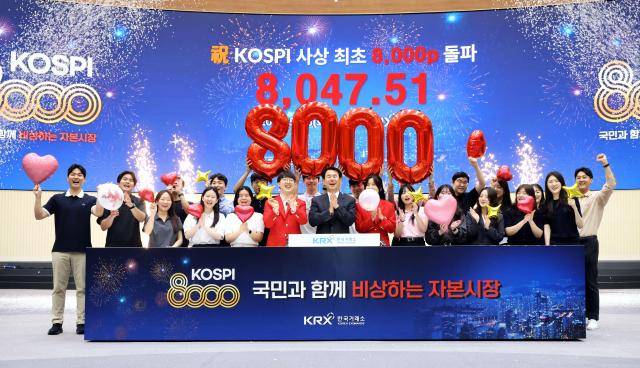 코스피가 종가 기준 사상 첫 8000선을 돌파한 지난 26일 한국거래소에서 기념촬영이 진행됐다. 코스피는 한 주 동안 강세를 보이며 29일에는 역대 최고가인 8476.15에 장을 마쳤다. [사진=한국거래소]