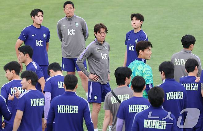 홍명보 대한민국 축구대표팀 감독이 29일(현지시간) 미국 유타주 헤리먼에 위치한 자이언스뱅크 트레이닝센터에서 선수들 훈련에 앞서 지시를 하고 있다. 2026.5.30 ⓒ 뉴스1 임세영 기자