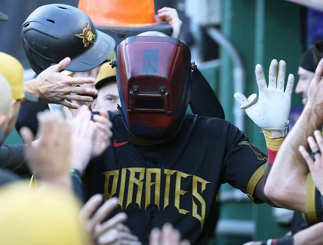 May 29, 2026; Pittsburgh, Pennsylvania, USA;  Pittsburgh Pirates center fielder Oneil Cruz (15) celebrates his solo home run wearing a welders hood in the dugout against the Minnesota Twins during the third inning at PNC Park. Mandatory Credit: Charles LeClaire-Imagn Images

<저작권자(c) 연합뉴스, 무단 전재-재배포, AI 학습 및 활용 금지>