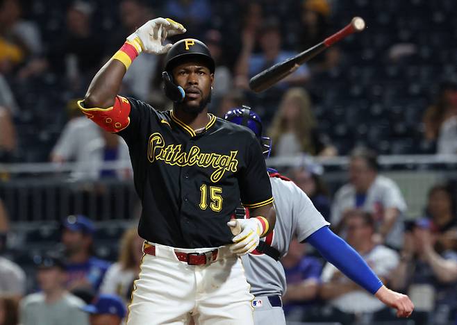 May 27, 2026; Pittsburgh, Pennsylvania, USA;  Pittsburgh Pirates center fielder Oneil Cruz (15) throws his bat after striking out to end the eighth inning against the Chicago Cubs at PNC Park. Mandatory Credit: Charles LeClaire-Imagn Images

<저작권자(c) 연합뉴스, 무단 전재-재배포, AI 학습 및 활용 금지>
