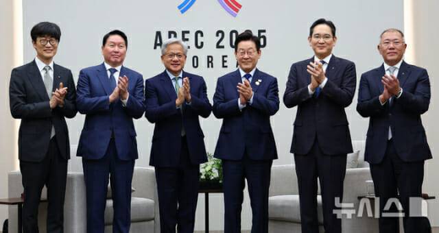 [경주=뉴시스] 고범준 기자 = 이재명 대통령이 31일 APEC 정상회의 장소인 경북 경주화백컨벤션센터(HICO)에서 젠슨 황 엔비디아 최고경영자(CEO) 접견에 앞서 참석자들과 기념촬영을 하고 있다. (사진=뉴시스)