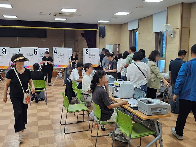 30일 김해시 장유2동 사전투표소에 유권자들의 투표 행렬이 이어지고 있다. /뉴스1