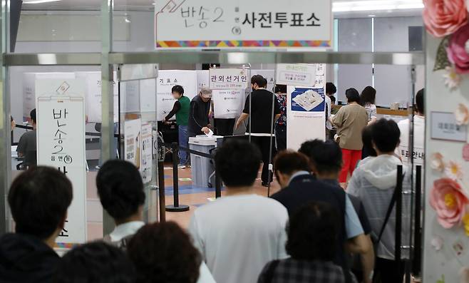 제9회 전국동시지방선거 및 국회의원 재보궐선거 사전투표 둘째 날인 30일 부산 해운대구 반송2동행정복지센터에 마련된 사전투표소에서 유권자들이 투표를 하기 위해 줄을 서 있다. /뉴스1