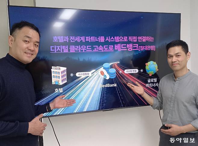 올마이투어 정현일 대표(오른쪽)와 석영규 대표가 국내에서 처음으로 개척한 베드뱅크 사업 방식에 대해 21일 서울 종로구 사무실에서 설명하고 있다. 도매 가격으로 확보한 객실을 개인 회원에게 구독제로도 제공하고 있다. 동남아 지역에서도 대표적인 베드뱅크가 되는 것이 목표 중 하나다. 허진석 기자 jameshur@donga.com