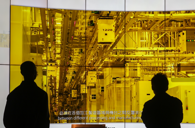 대만 TSMC 혁신 박물관에서 영상을 보는 관람객들의 모습. AP 뉴시스