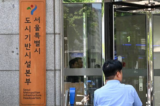 서울 서대문구 서소문 고가차도 붕괴 사고와 관련해 경찰이 29일 압수수색한 서울 중구 머니투데이 스퀘어. 서울시 도시기반시설본부가 입주해 있다. 박지연 인턴기자