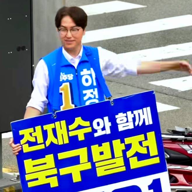 하정우 후보가 시민들을 상대로 지지를 호소하고 있다. (하정우 후보 페이스북)