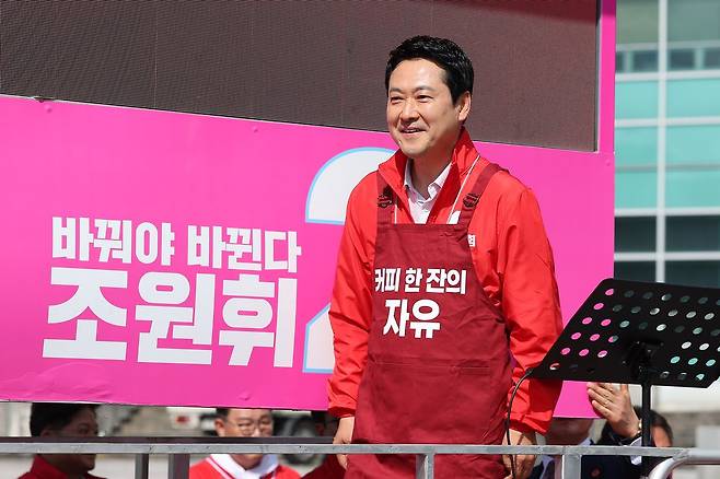 장동혁 국민의힘 대표가 지난 28일 대전 충남대학교 대덕캠퍼스를 찾아 조원휘 유성구청장 후보 지지를 호소하고 있다. 장 대표는 이날 '커피 한 잔의 여유'라 적힌 앞치마를 입고 유세차에 올랐다. 뉴스1