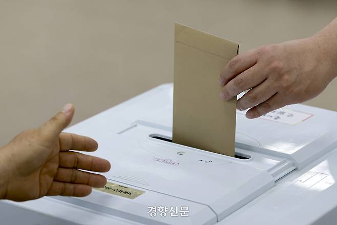 제9회 전국동시지방선거 사전투표 둘째날인 30일 서울 중구 을지누리센터에 마련된 사전투표소에서 시민들이 투표하고 있다. 문재원 기자