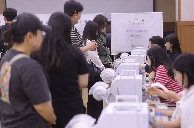제9회 전국동시지방선거 사전투표 둘째 날인 30일 오후 경남 창원시 성산구 경남연구원에 마련된 사전투표소에서 유권자들이 대기하고 있다.  연합뉴스