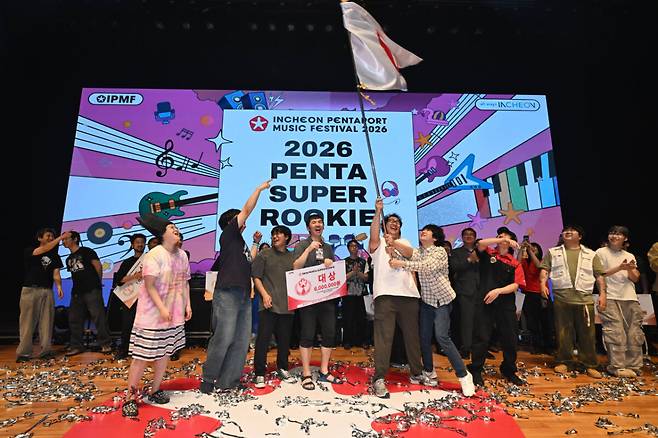 ‘2026 인천 펜타 슈퍼루키’ 결선 대상을 수상한 우륵과 풍각쟁이가 30일 인천 연수구 인천글로벌캠퍼스 대강당에서 기념촬영을 하고 있다. 조병석기자