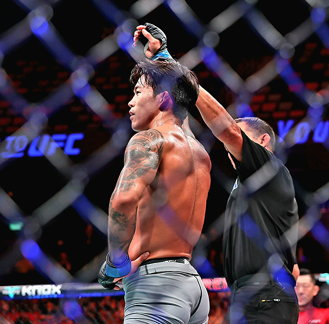 2026년 5월 중국 마카오특별행정구 인허쭝이관에서 아시아 인재 발굴 프로젝트 Road to UFC 시즌5 페더급 토너먼트 8강전 주심으로부터 승리 선언을 받고 있다. 사진=이교덕 격투기 전문기자 제공