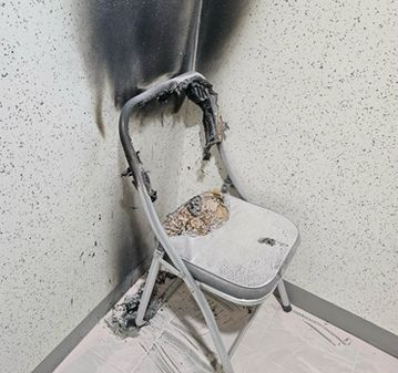 29일 오후 충북 음성군 음성읍 18층짜리 아파트 곳곳에서 방화로 추정되는 불이나 계단과 복도에 놓인 물품이 훼손됐다. 음성소방서 제공