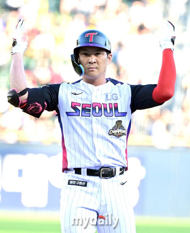 2026년 5월 29일 오후 서울 잠실구장에서 열린 '2026 신한 SOL KBO리그' KIA 타이거즈와 LG 트윈스의 경기. LG 오지환이 1회말 2사 2루서 1타점 적시타를 친 뒤 기뻐하고 있다./잠실=유진형 기자 zolong@mydaily.co.kr