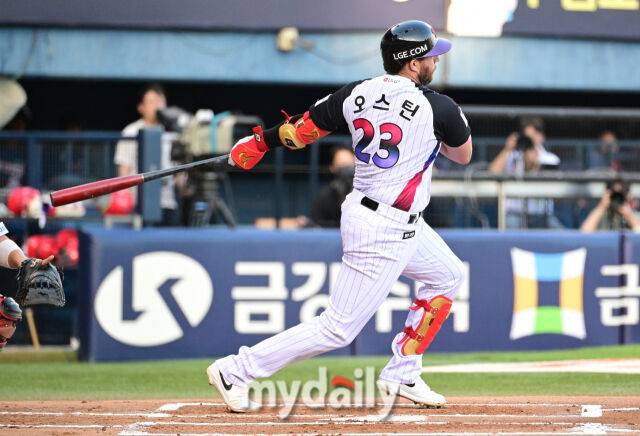 2026년 5월 29일 오후 서울 잠실구장에서 열린 '2026 신한 SOL KBO리그' KIA 타이거즈와 LG 트윈스의 경기. LG 오스틴이 1회말 1사 1루서 1타점 적시타를 치고 있다./잠실=유진형 기자 zolong@mydaily.co.kr
