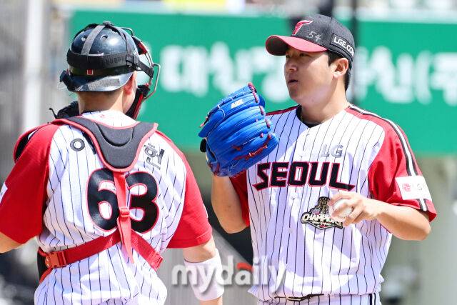 24일 오후 서울 잠실야구장에서 진행된 '2026 신한 SOL BANK KBO리그' 키움 - LG의 경기. 2회초 무사 1,2루에서 이주현 포수가 마운드에 올라 송승기 투수와 이야기를 나누고 있다./마이데일리