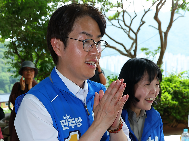 더불어민주당 하정우 부산북갑 국회의원 보궐선거 후보가 부처님오신날인 지난 24일 오후 부산 북구 만덕사지를 배우자 김수진씨와 함께 찾아 합장하고 있다. [연합]