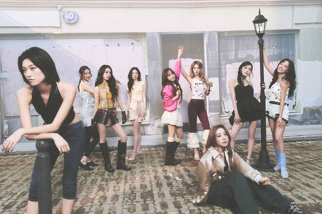 그룹 아이오아이가 약 9년만에 재결합한 끝에 음원 차트 1위를 차지했다/사진제공=스윙엔터테인먼트