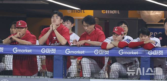 [인천=뉴시스] 권창회 기자 = 28일 인천 미추홀구 인천 SSG 랜더스필드에서 열린 2026 KBO리그 삼성 라이온즈와 SSG 랜더스의 경기, 10-1로 9연패를 당한 SSG 선수들이 덕아웃에서 아쉬워하고 있다. 2026.05.28. kch0523@newsis.com