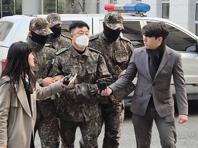 2024년 12월 20일 12.3비상계엄 사태 당시 중앙선거관리위원회에 병력을 투입하고 사전모의에 가담한 혐의를 받는 문상호 정보사령관이 서울 중앙지역군사법원에서 영장실질심사에 출석하기 위해 법정으로 향하고 있다. (출처:연합)&nbsp;&nbsp;