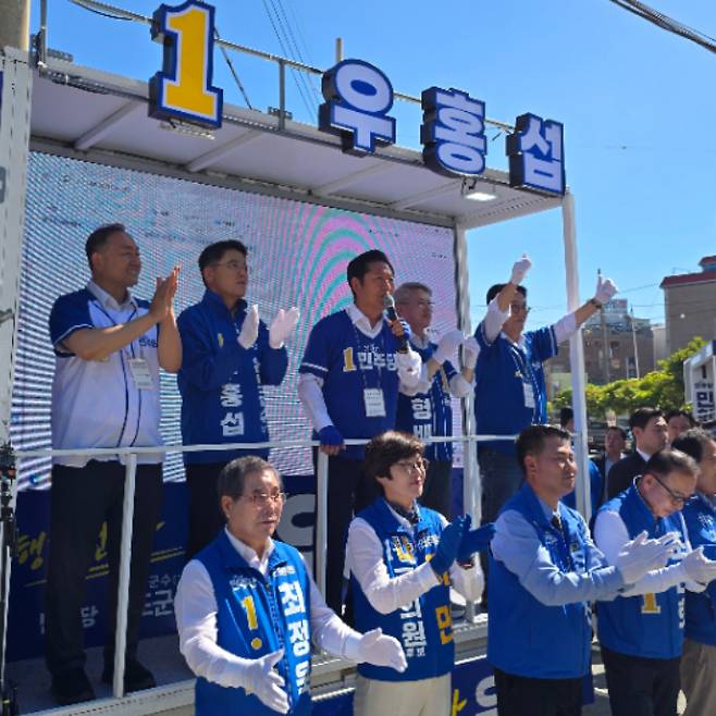 더불어민주당 정청래 당대표가 30일 완도 오일장에서 우홍섭 완도군수 후보를 지원하기 위한 유세를 펼치고 있다. 민주당 전남도당 제공