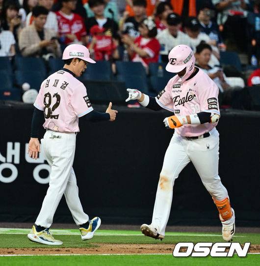 [OSEN=대전, 지형준 기자] 29일 대전 한화생명 볼파크에서 2026 신한 SOL KBO리그 한화 이글스와 SSG 랜더스의 경기가 열렸다.한화는 화이트, SSG은 최원준을 선발로 내세웠다.&nbsp;5회말 무사 1루에서 한화 허인서가 선제 좌월 투런포를 날리며 김재걸 코치와 기뻐하고 있다. 2026.05.29&nbsp;/ jpnews@osen.co.kr