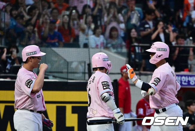 [OSEN=대전, 지형준 기자] 29일 대전 한화생명 볼파크에서 2026 신한 SOL KBO리그 한화 이글스와 SSG 랜더스의 경기가 열렸다.한화는 화이트, SSG은 최원준을 선발로 내세웠다.&nbsp;5회말 무사 1루에서 한화 허인서가 선제 좌월 투런포를 날리며 동료선수들과 기뻐하고 있다. 2026.05.29&nbsp;/ jpnews@osen.co.kr