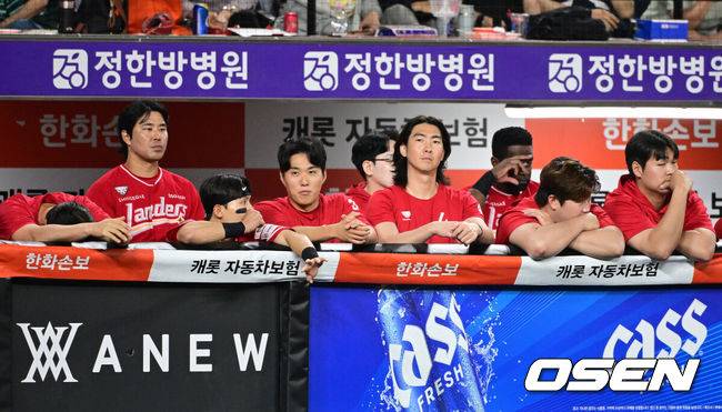 [OSEN=대전, 지형준 기자] 프로야구 한화 이글스가 허인서와 강백호의 홈런, 오웬 화이트의 호투를 엮어 2연승에 성공, SSG 랜더스를 10연패로 몰아넣었다.김경문 감독이 이끄는 한화는 29일 대전 한화생명 볼파크에서 열린 2026 신한 SOL KBO리그 SSG와의 홈경기에서 4-3으로&nbsp;승리했다. 이날 승리로 2연승을 만든 한화는 시즌 전적 25승25패로 5할 승률을 찍었다. 반면 10연패 수렁에 빠진 SSG는 22승28패가 됐다.9회초 SSG 선수들이 경기를 지켜보고 있다. 2026.05.29&nbsp;/ jpnews@osen.co.kr