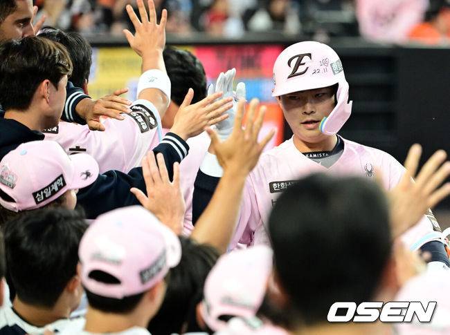 [OSEN=대전, 지형준 기자] 30일 대전 한화생명 볼파크에서 2026 신한 SOL KBO리그 한화 이글스와 SSG 랜더스의 경기가 열렸다.한화는 류현진, SSG은 김건우를 선발로 내세웠다.&nbsp;6회말 2사 3루에서 한화 허인서가 좌중월 투런포를 날리며 기뻐하고 있다. 2026.05.30&nbsp;/ jpnews@osen.co.kr