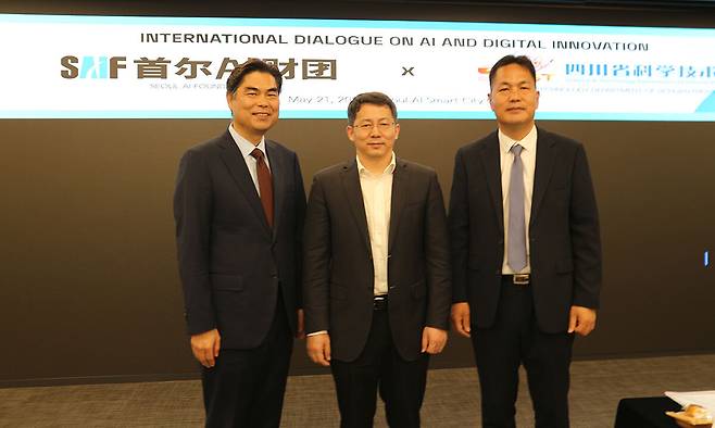 김만기 서울AI재단 이사장(왼쪽)이 21일 서울 마포구 상암동 서울AI스마트시티센터에서&nbsp;루송밍 중국 쓰촨성 과기청장(가운데),&nbsp;김종문 KIC중국 센터장(오른쪽)과 간담회를 마친 뒤 기념촬영 하고 있다. 서울AI재단 제공