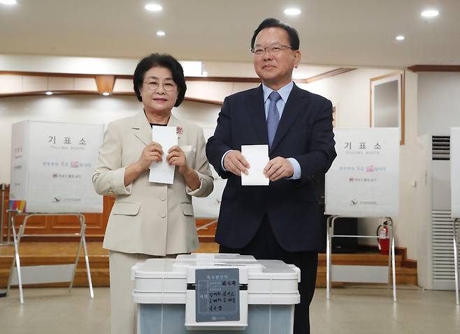 더불어민주당 김부겸 대구시장 후보(오른쪽)와 배우자 이유미씨가 지난 29일 오전 대구 수성구 고산2동 행정복지센터에 마련된 사전투표소에서 투표하고 있다. 연합뉴스