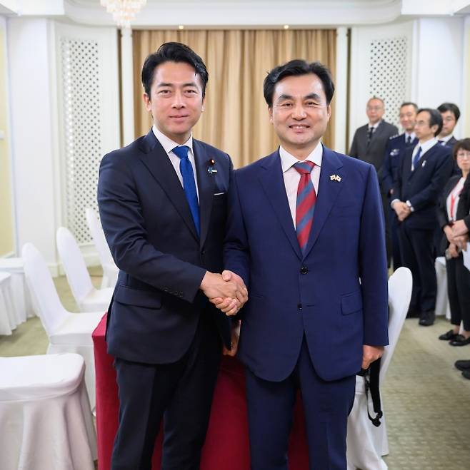 악수하는 한일 국방장관 - 안규백 국방부 장관(오른쪽)이 30일 오후(현지시간) 싱가포르에서 열린 제23차 아시아안보회의에 참석한 고이즈미 신지로 일본 방위상과 회담을 갖고 악수하고 있다. 2026.5.30 국방부 제공