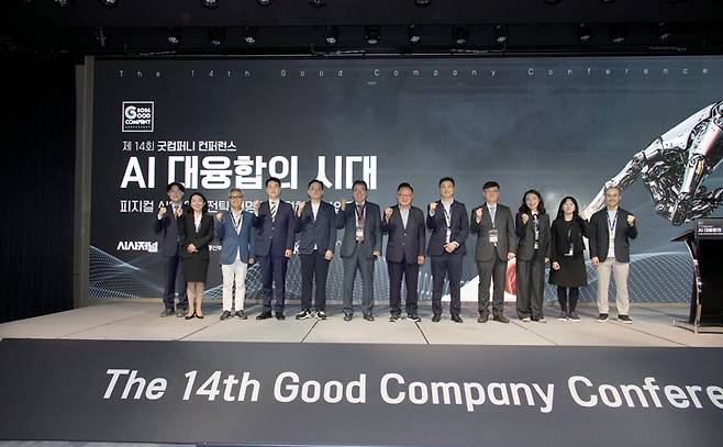 5월26일 서울 영등포구 페어몬트 앰배서더 서울 그랜드볼룸에서 열린 제14회 굿컴퍼니컨퍼런스 2026에서 참석자들이 기념사진을 찍고 있다. ⓒ시사저널 이종현